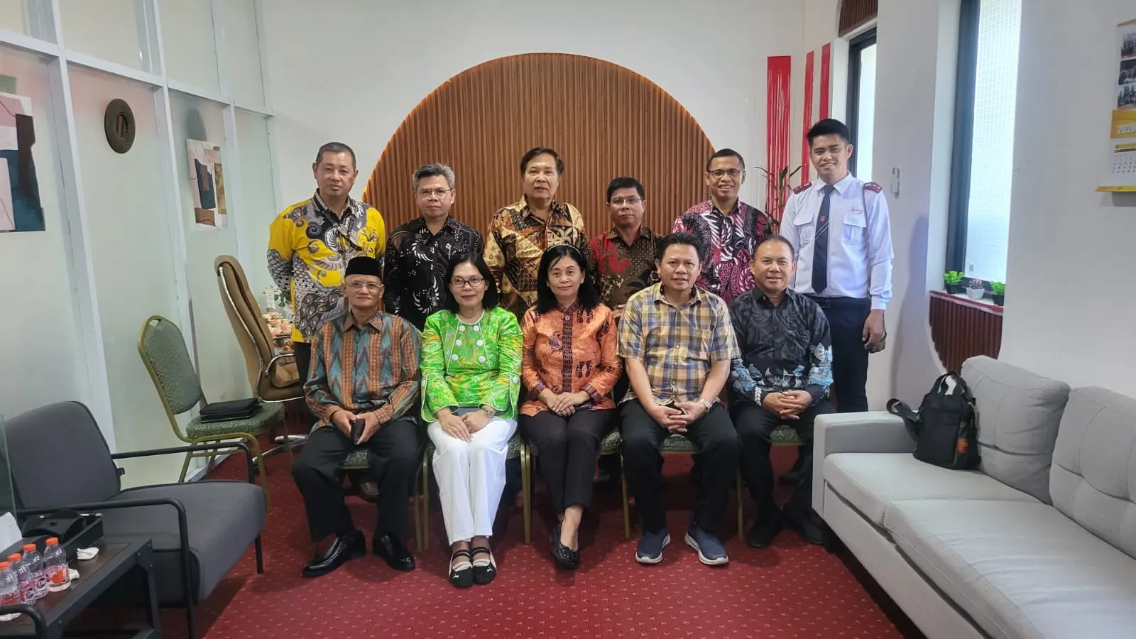 Ketua Umum bersama Pembimas Kristen Kakanwl Kemenag Provinsi Sulsel dan beberapa pimpinan Aras Gereja
